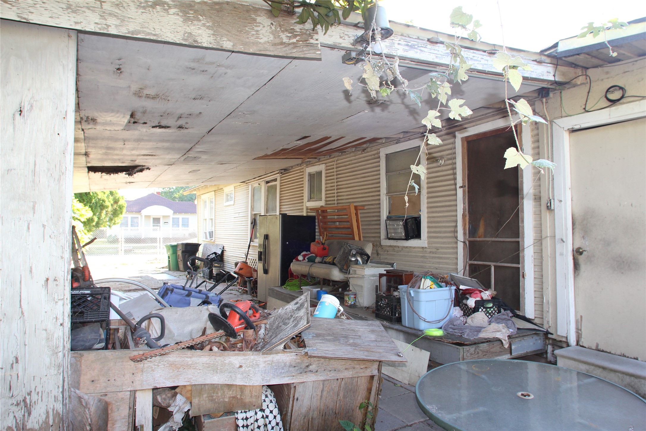7013 Ave East Houston, TX 77011 - Photo 6 of 8 a living room with furniture and a window