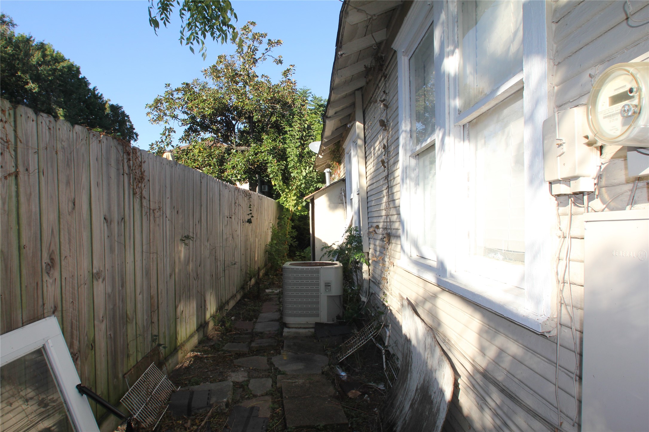 7013 Ave East Houston, TX 77011 - Photo 8 of 8 a view of a balcony with wooden floor