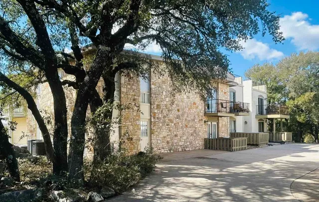 $850 | 1008 Clayton Nolen Drive, Horseshoe Bay, TX 78657