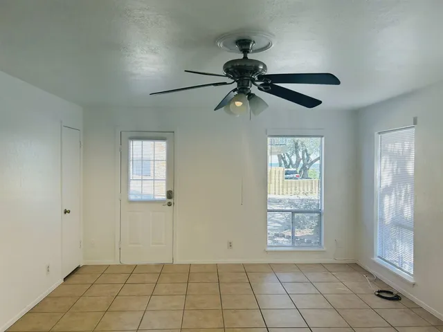 $850 | 1008 Clayton Nolen Drive, Horseshoe Bay, TX 78657