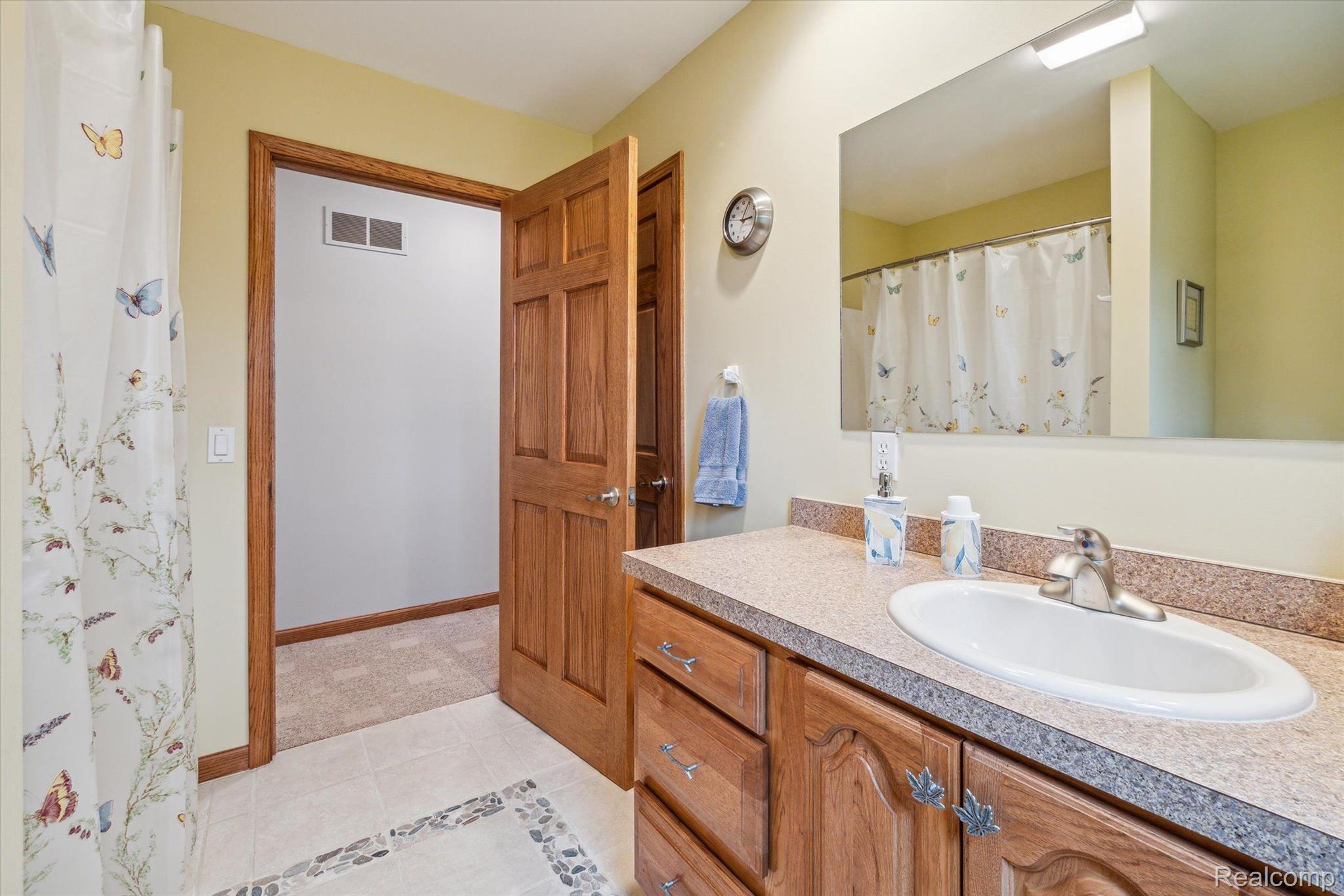 2659 West Coon Lake Road Howell, MI 48843 - Photo 20 of 45 Main bath