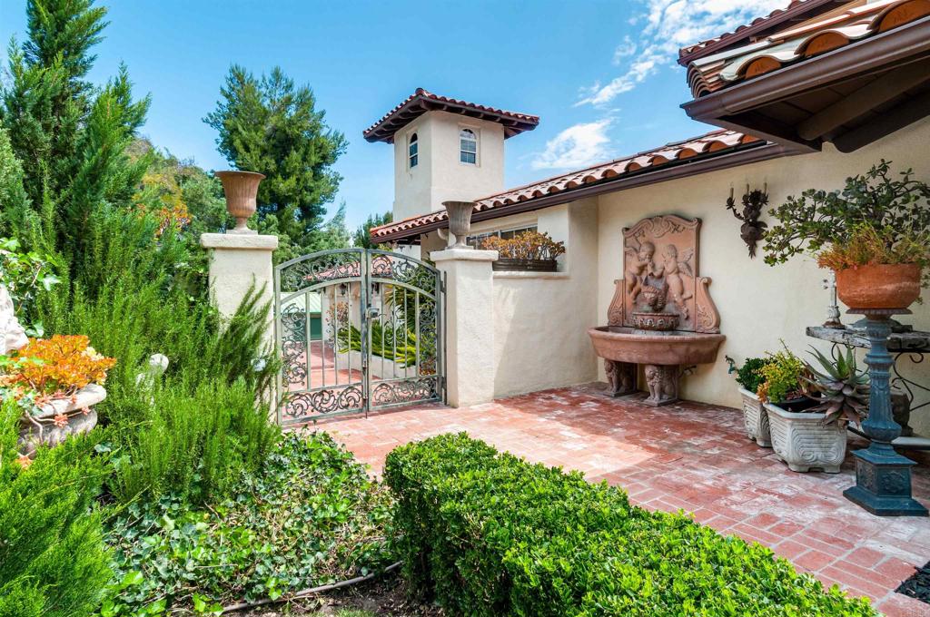 725 Hamilton Lane Fallbrook, CA 92028 - Photo 5 of 54 a front view of a house with garden