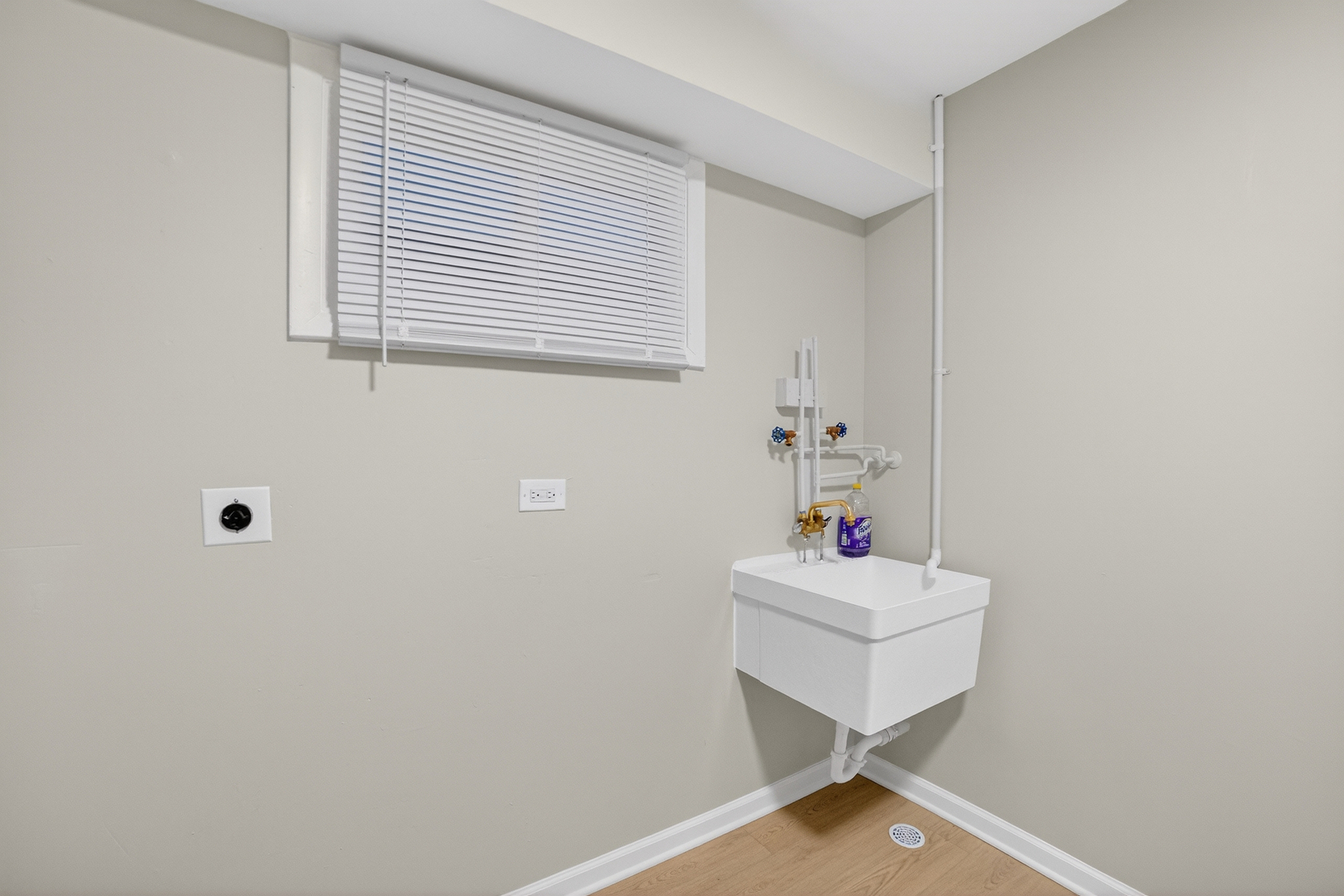 525 North Springfield Avenue Chicago, IL 60624 - Photo 14 of 24 a room with a window wooden floor