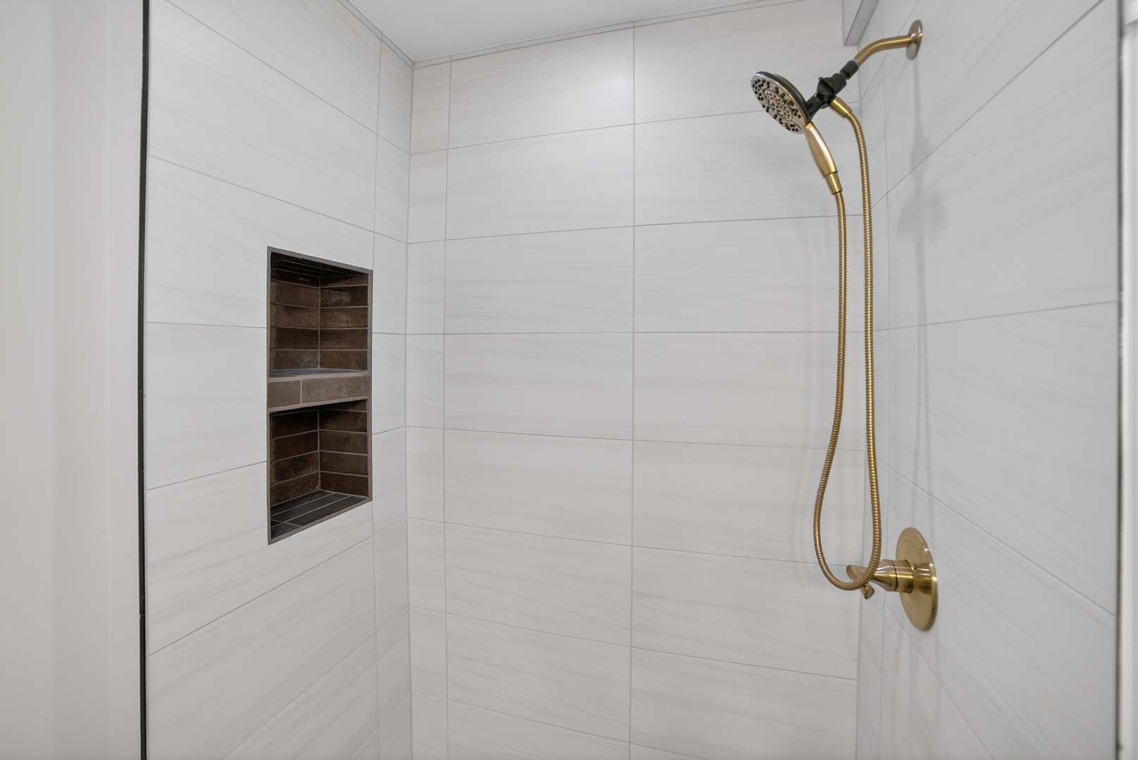 525 North Springfield Avenue Chicago, IL 60624 - Photo 5 of 24 a bathroom with a shower