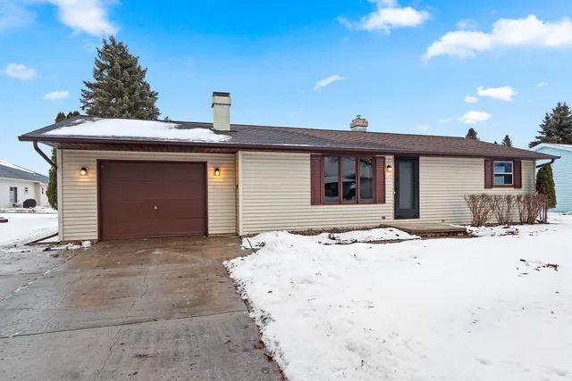 $299,900 | 409 Easy Street, Green Bay, WI 54311