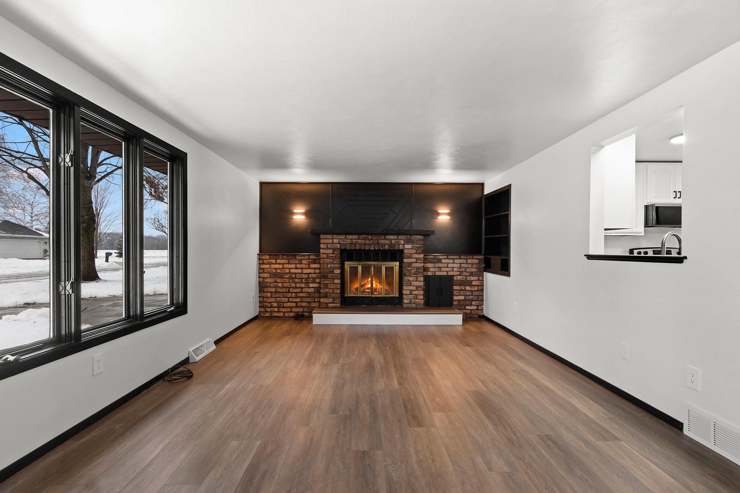 409 Easy Street Green Bay, WI 54311 - Photo 2 of 41