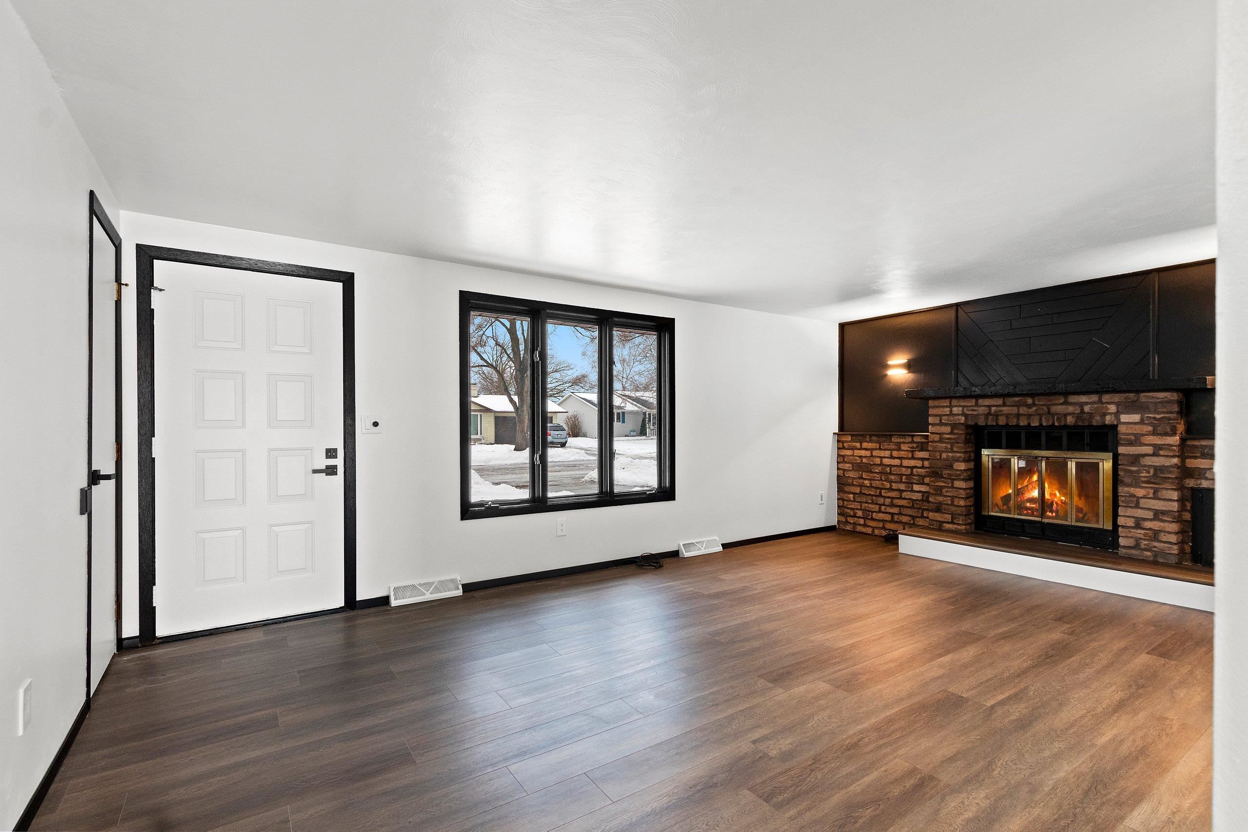 409 Easy Street Green Bay, WI 54311 - Photo 3 of 41