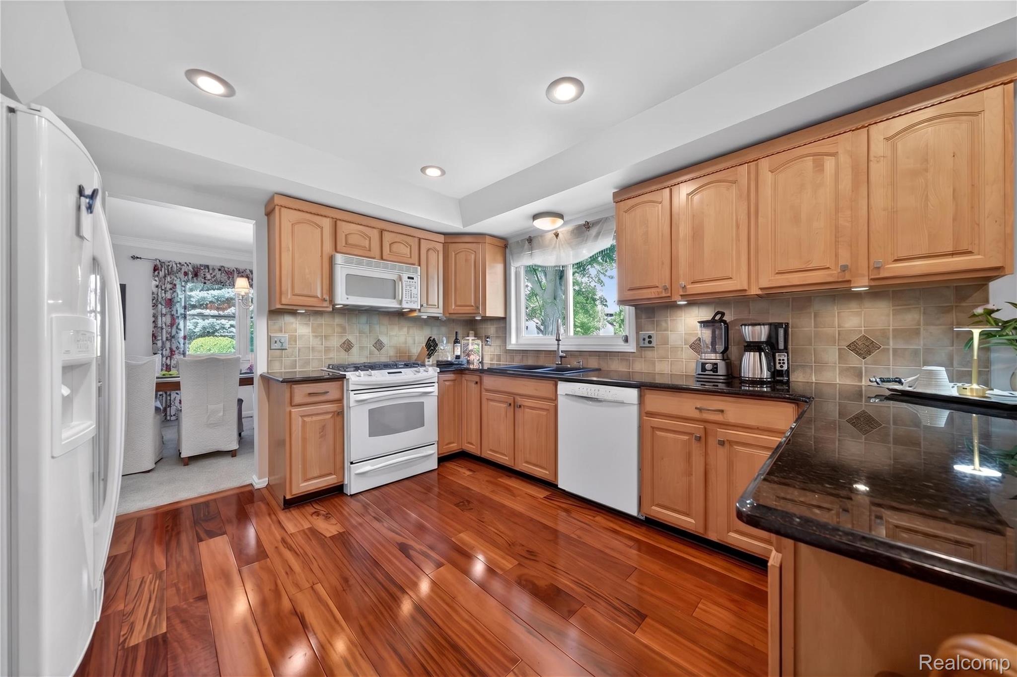 309 Antoinette Drive Rochester, MI 48309 - Photo 9 of 36 047_DSC00665.jpg