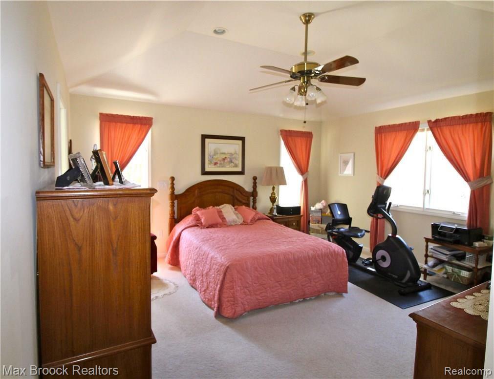 2554 Pine Ridge Road West Bloomfield, MI 48324 - Photo 20 of 38 Master bedroom suite
