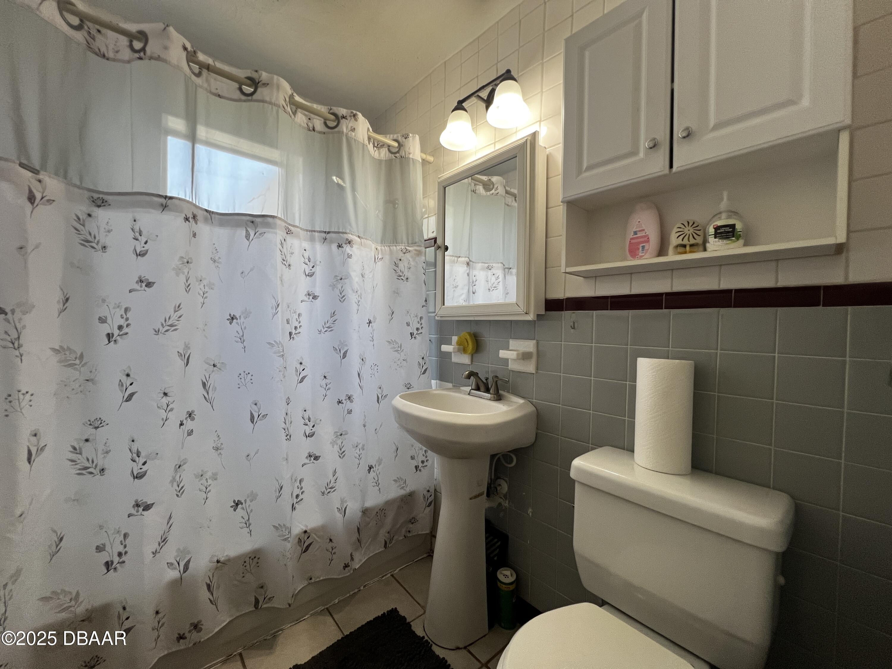 601 Berkshire Road Daytona Beach, FL 32114 - Photo 14 of 21 a bathroom with a sink a toilet and shower