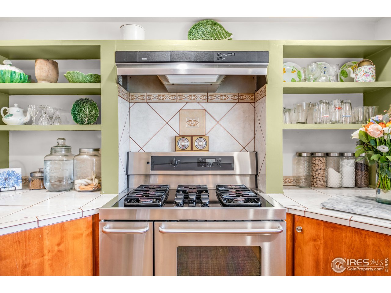 9322 Rogers Road Longmont, CO 80503 - Photo 10 of 40 5-Burner Gas Range with Double Oven