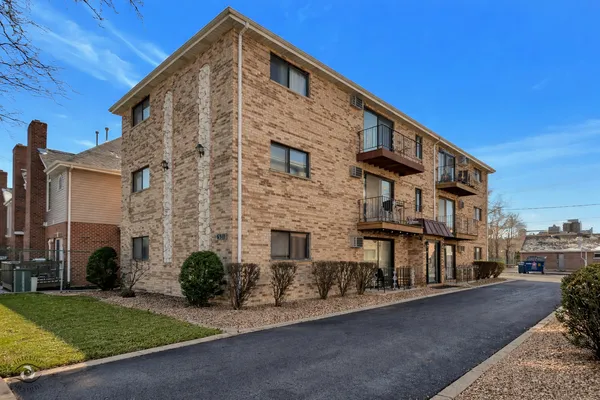 $185,000 | 6317 West 64th Place, Unit 2S, Chicago, IL 60638