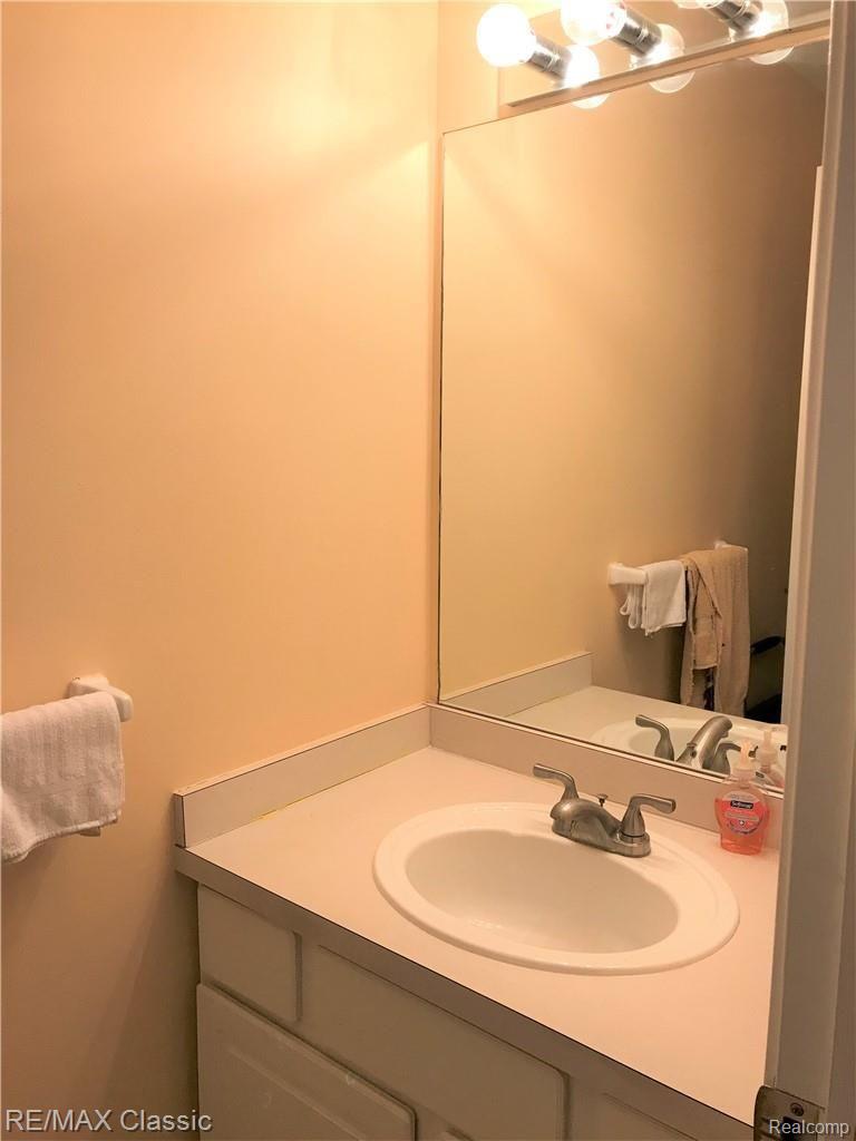 4949 South Crooks Road, Unit 9L Royal Oak, MI 48073 - Photo 10 of 25 Powder Room