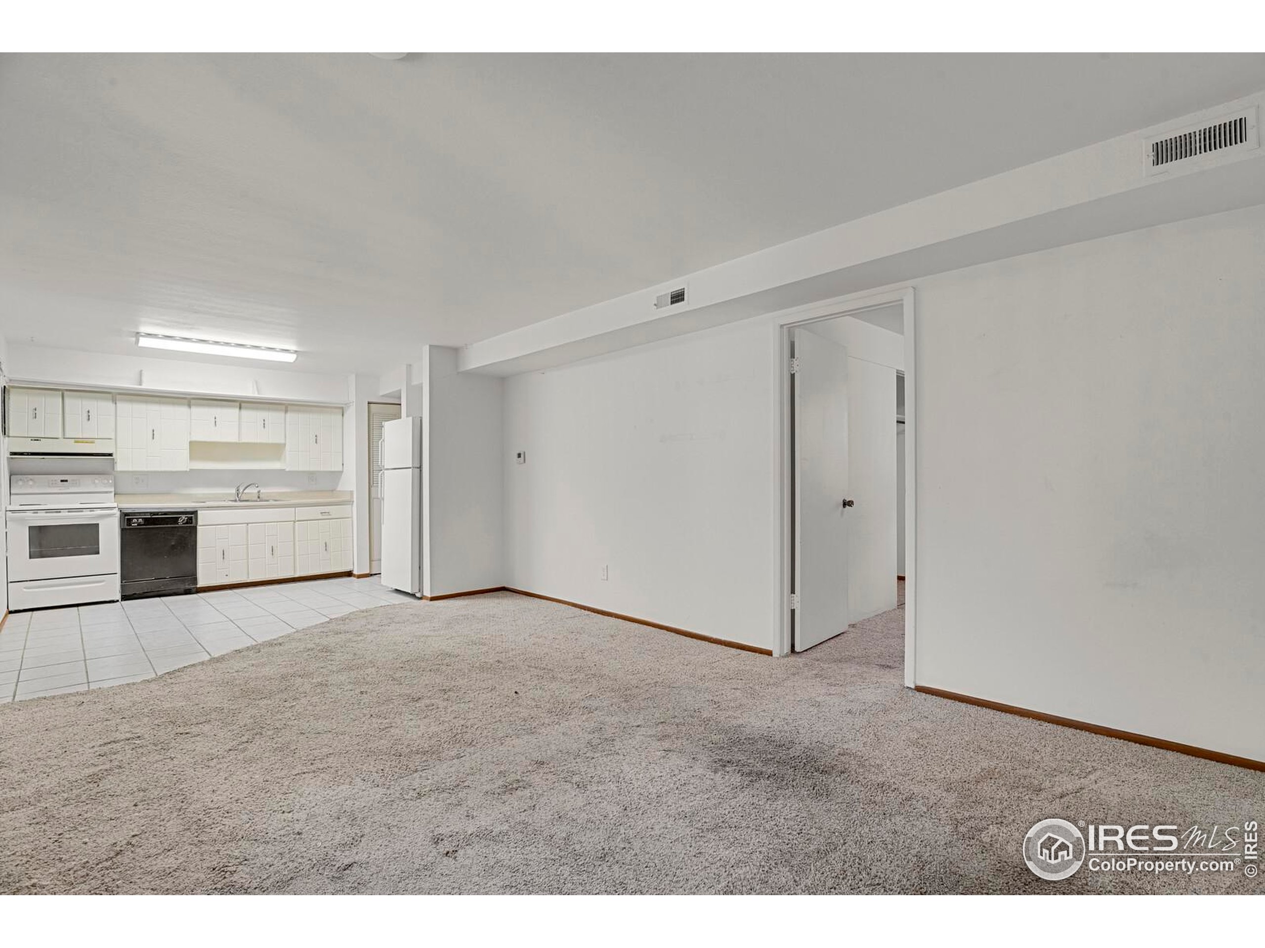 8050 Niwot Road, Unit 1 Niwot, CO 80503 - Photo 6 of 20 a view of an empty room with a kitchen