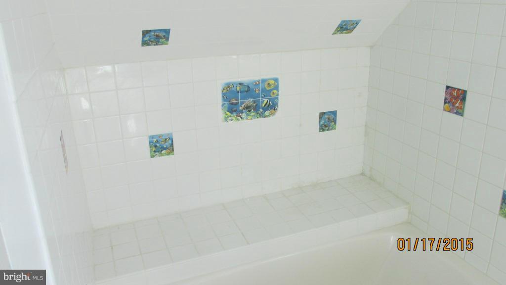4230 Lynhurst Road Baltimore, MD 21222 - Photo 17 of 26 Bath