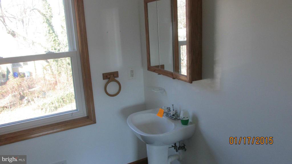 4230 Lynhurst Road Baltimore, MD 21222 - Photo 18 of 26 Bath