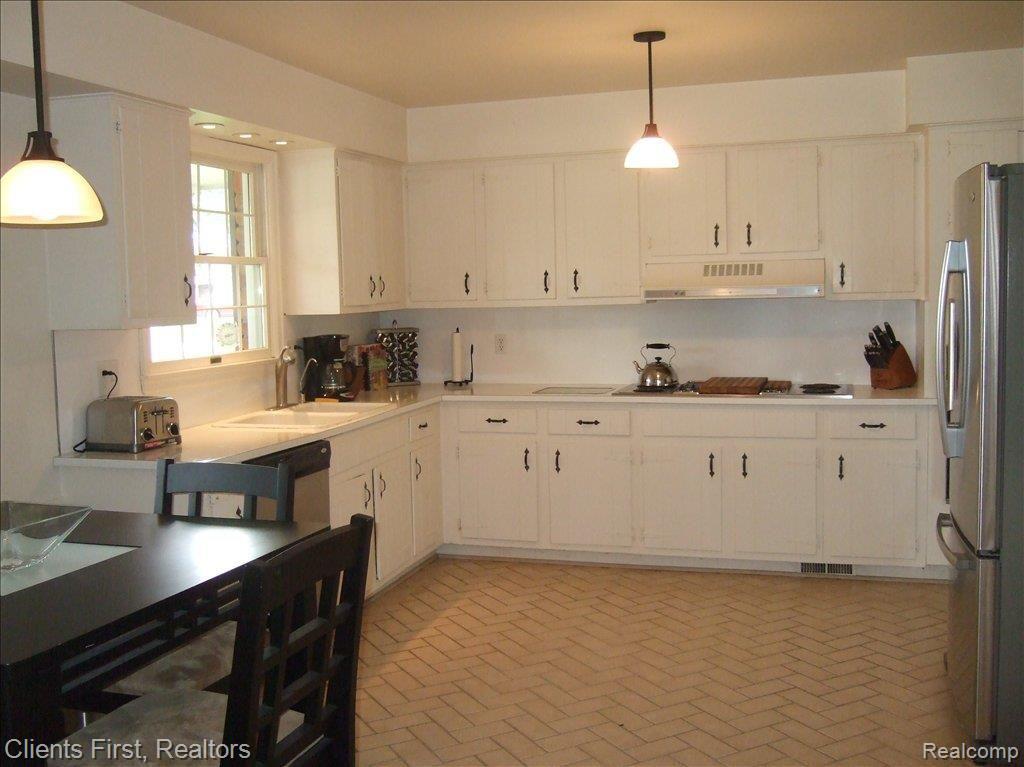 35878 Charter Crest Road Farmington, MI 48335 - Photo 12 of 25 Spacious Kitchen