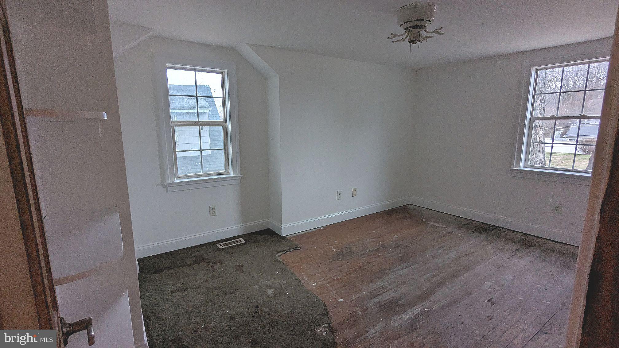 21 Sycamore Road Pennsville, NJ 08070 - Photo 16 of 31 an empty room with windows