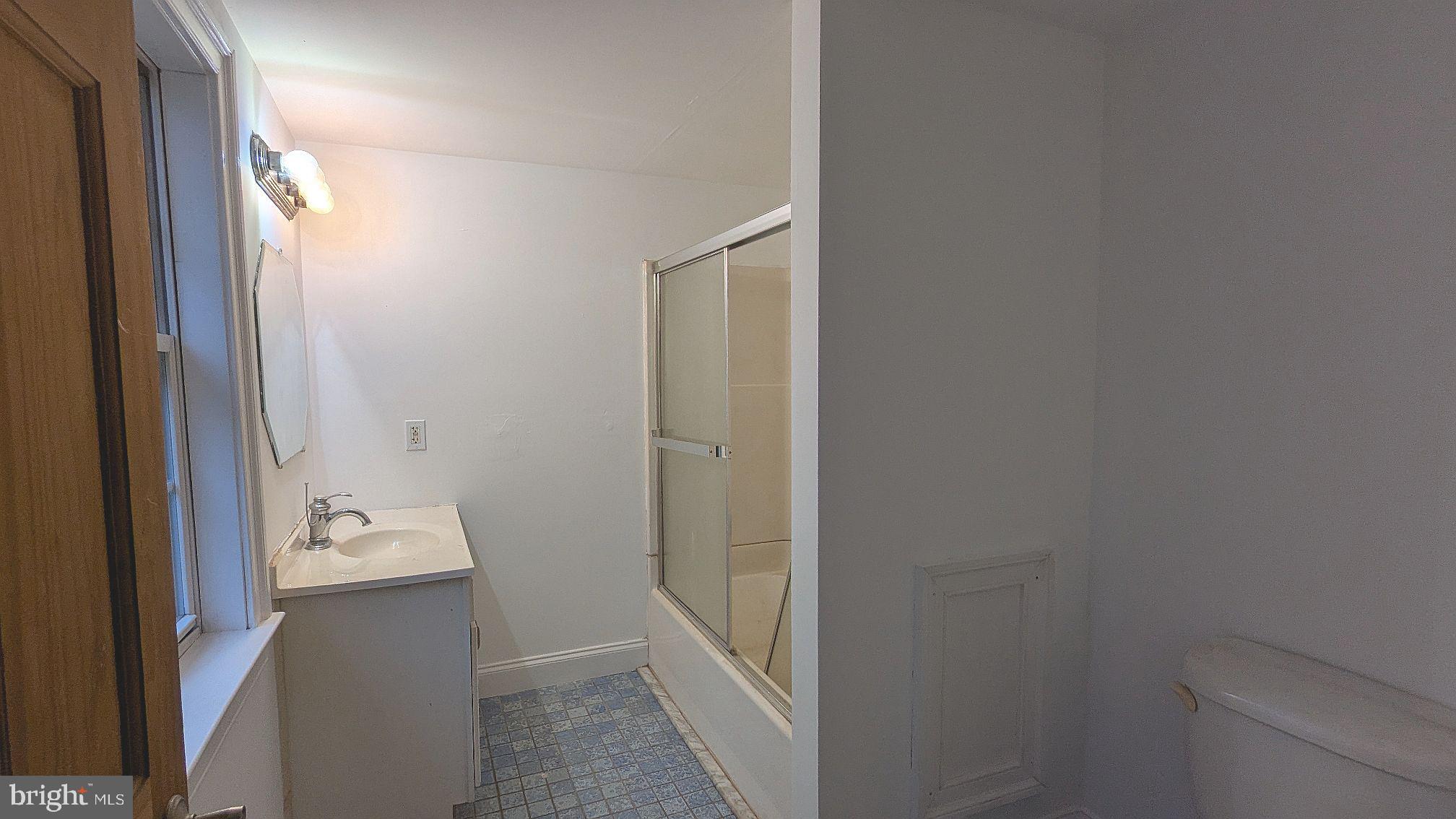 21 Sycamore Road Pennsville, NJ 08070 - Photo 18 of 31 a bathroom with a bathtub