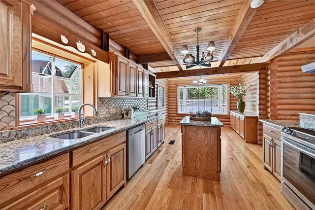 $950,000 | 570 Ayres Road, Bells, TX 75414