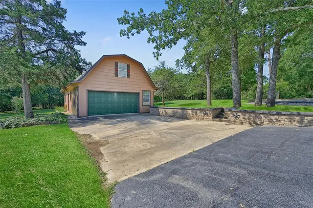 $950,000 | 570 Ayres Road, Bells, TX 75414