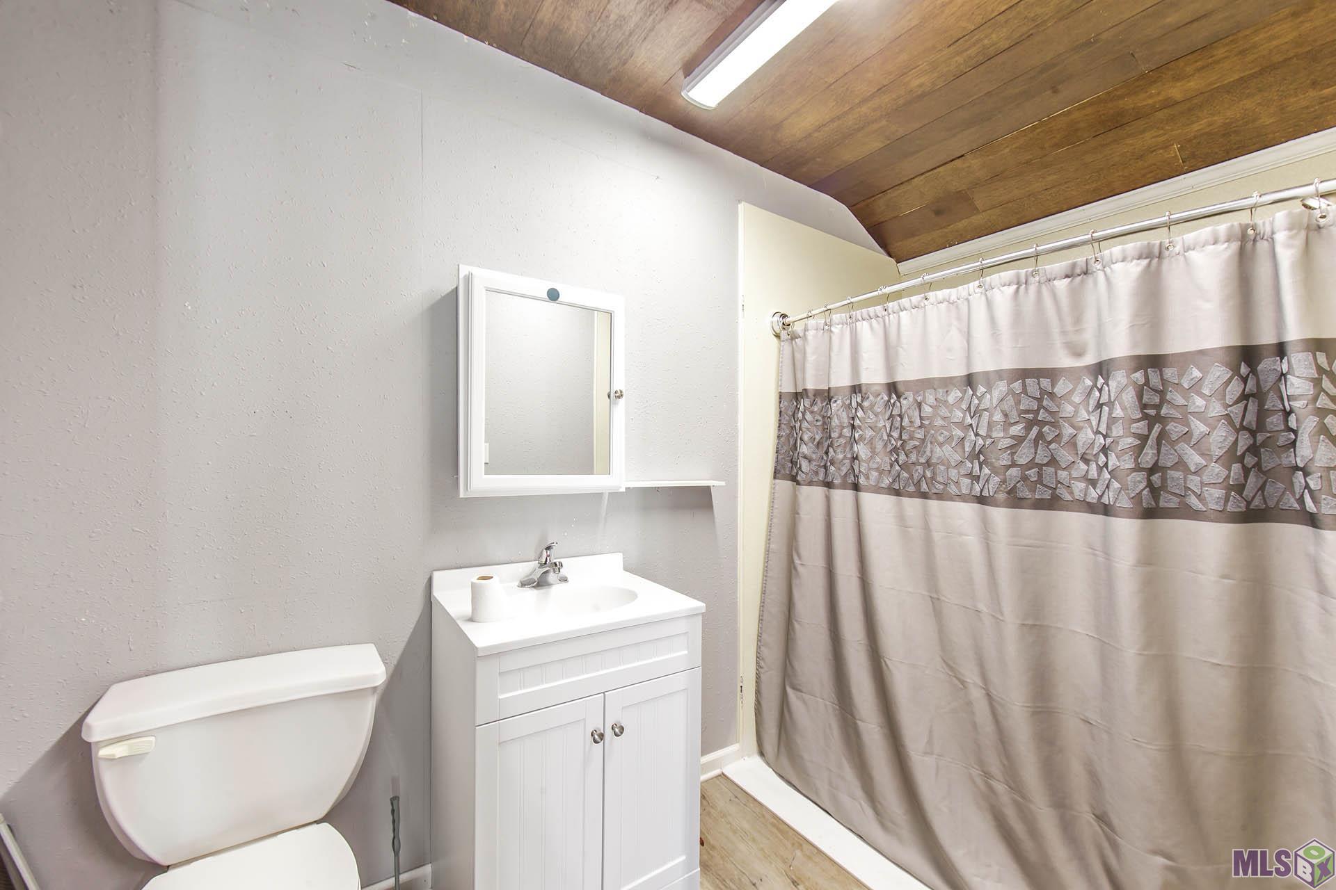 2527 Bayou Blue Road Houma, LA 70364 - Photo 20 of 20 Bathroom