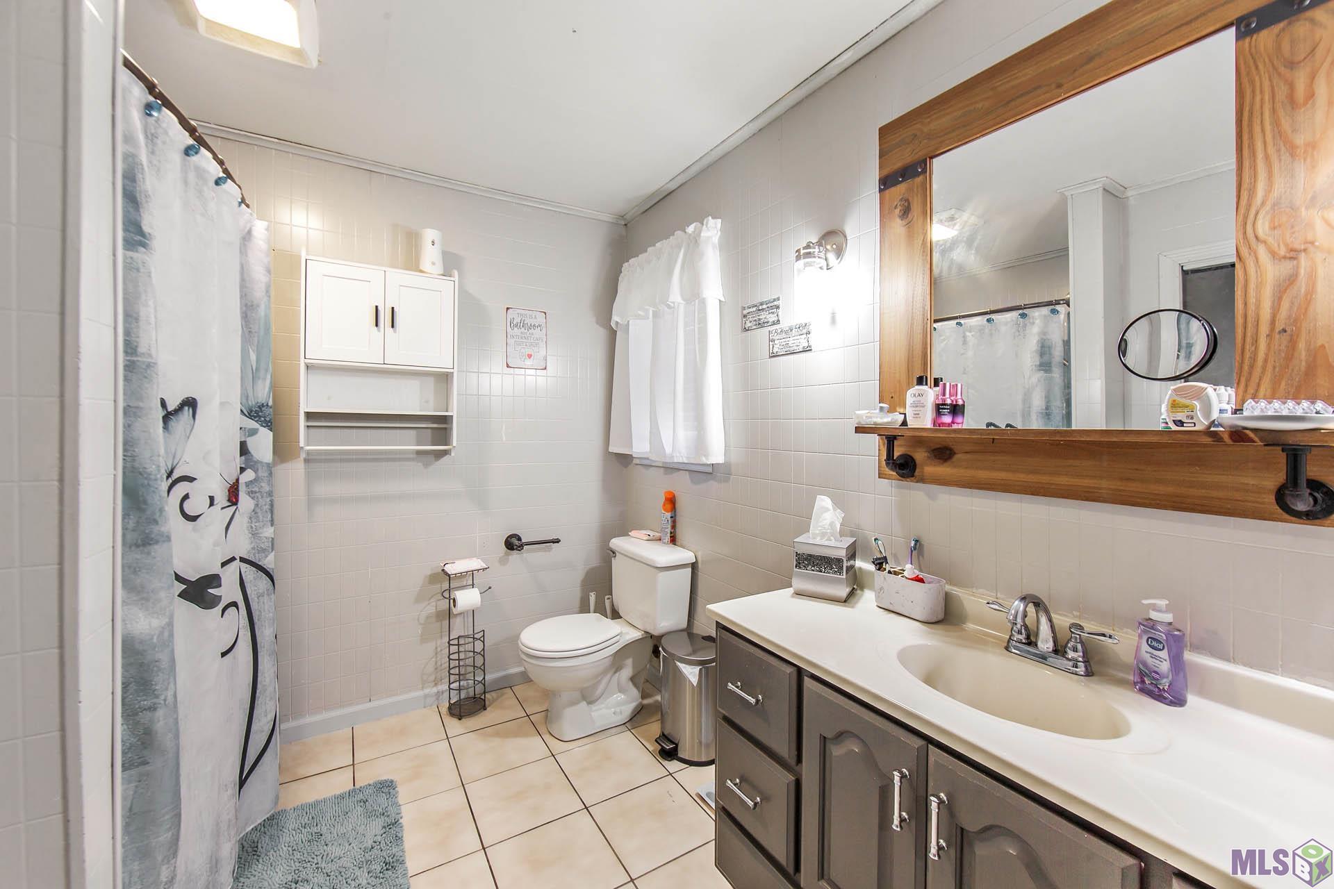 2527 Bayou Blue Road Houma, LA 70364 - Photo 10 of 20 Bathroom