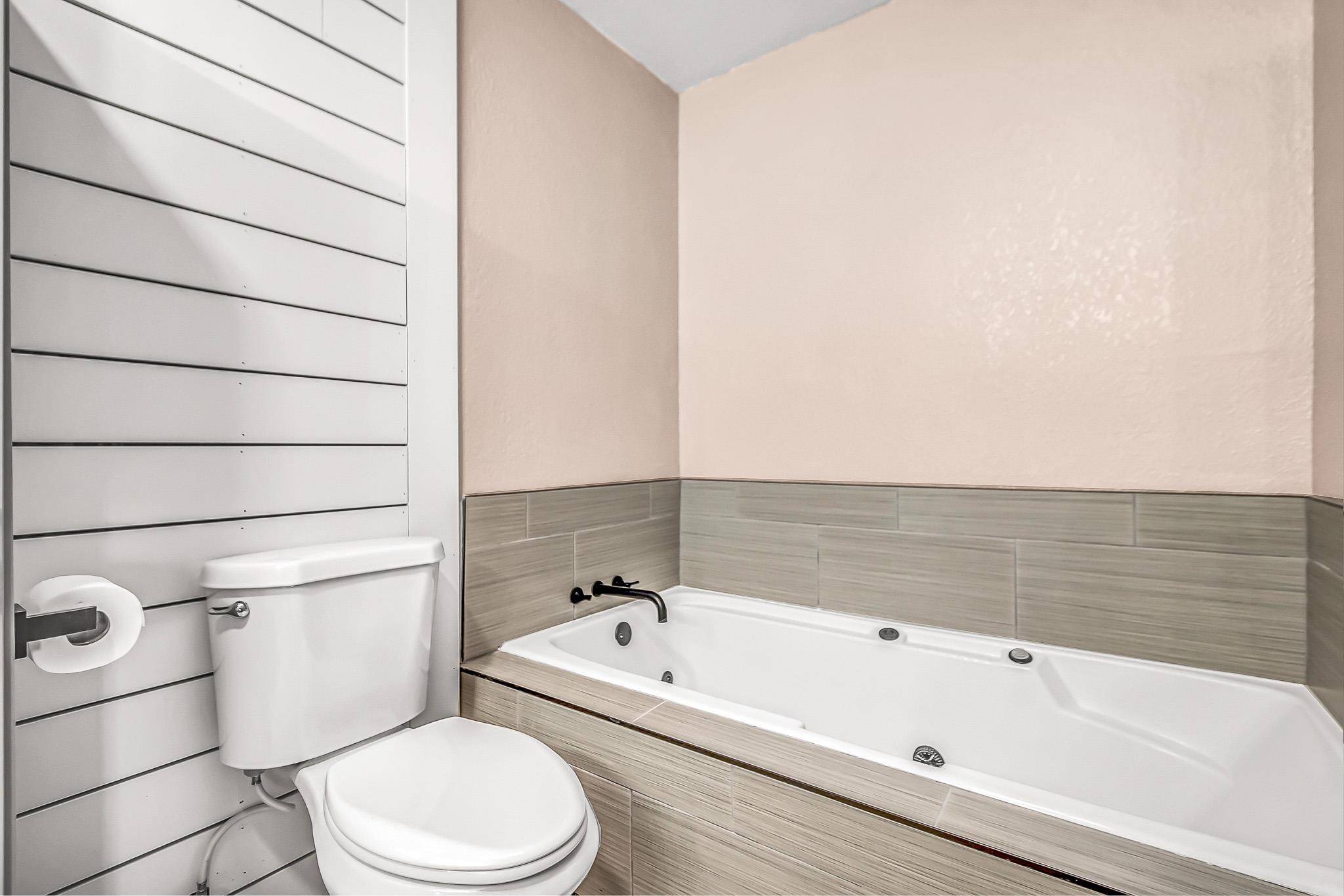 505 North Oak Street Fruita, CO 81521 - Photo 16 of 21 a bathroom with a bathtub and toilet