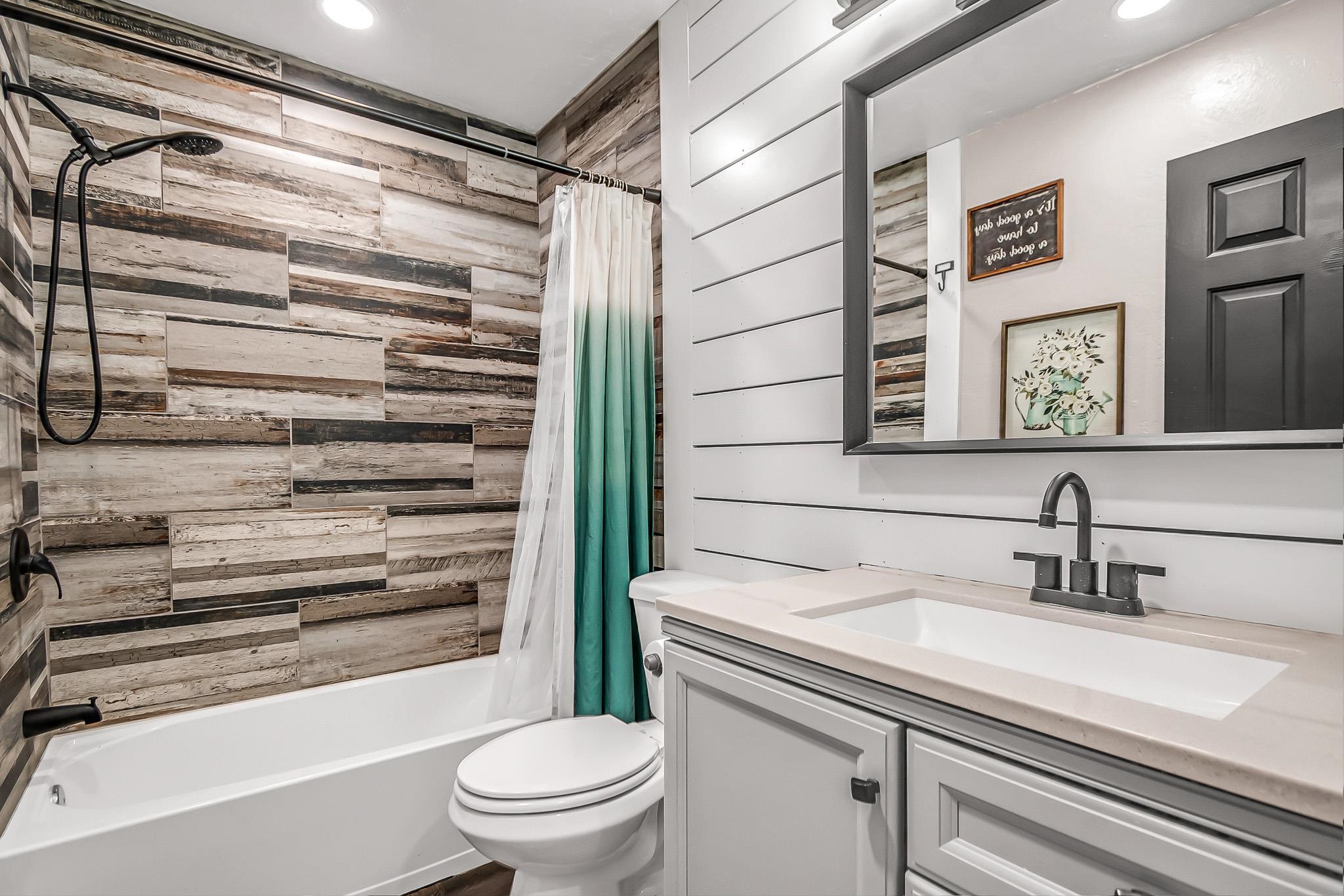 505 North Oak Street Fruita, CO 81521 - Photo 10 of 21 a bathroom with a sink a toilet and shower