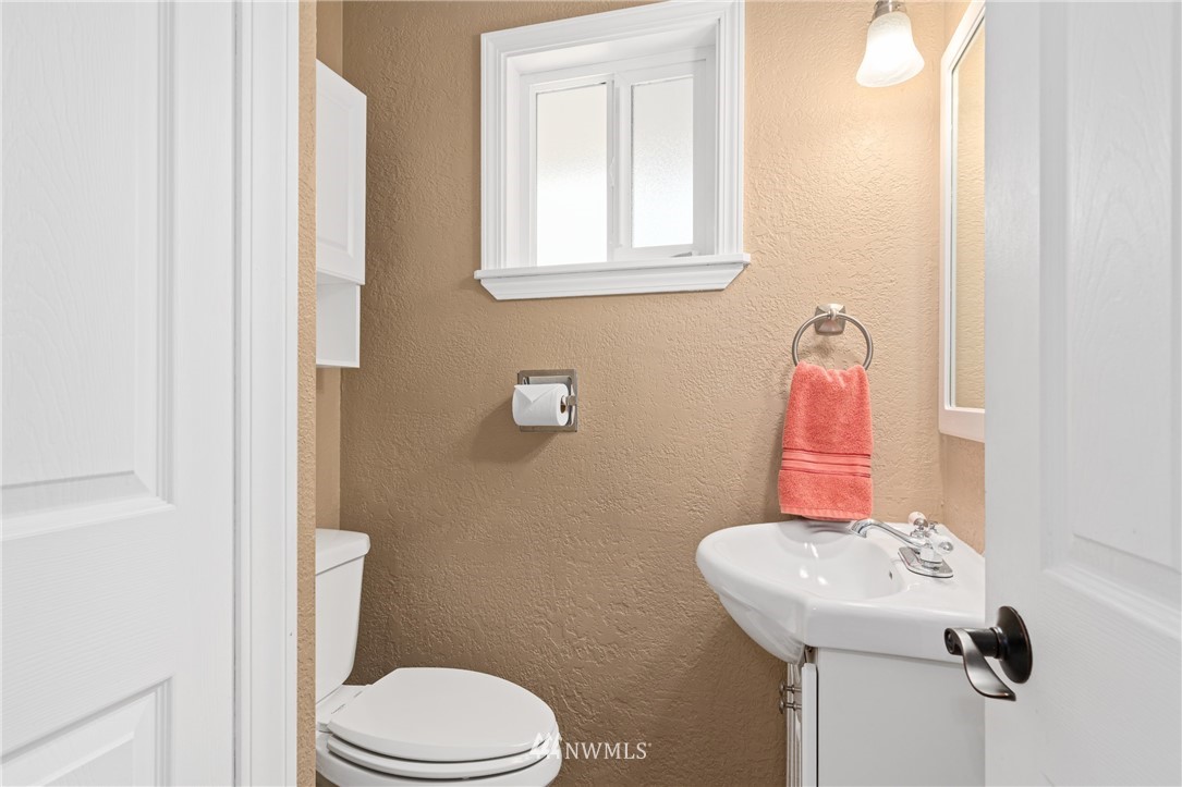 105 Ribelin Road Chehalis, WA 98532 - Photo 11 of 27 a bathroom with a sink toilet and mirror
