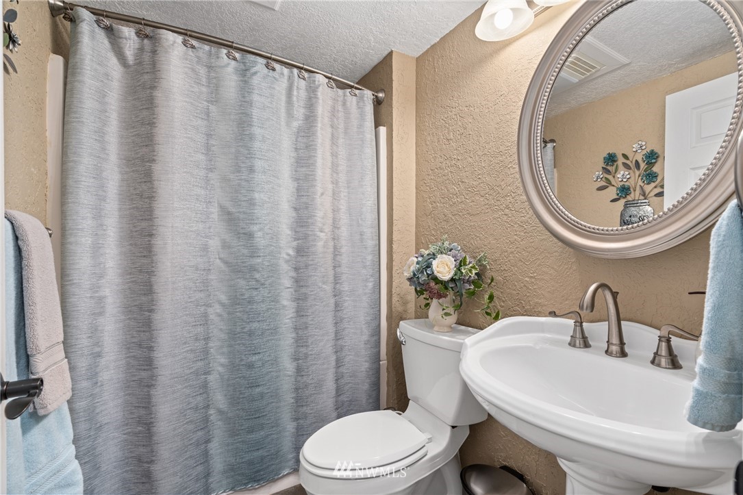 105 Ribelin Road Chehalis, WA 98532 - Photo 13 of 27 a bathroom with a sink and a mirror