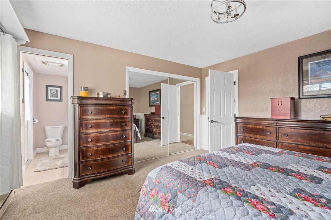 105 Ribelin Road Chehalis, WA 98532 - Photo 17 of 27 a bedroom with a bed and a dresser