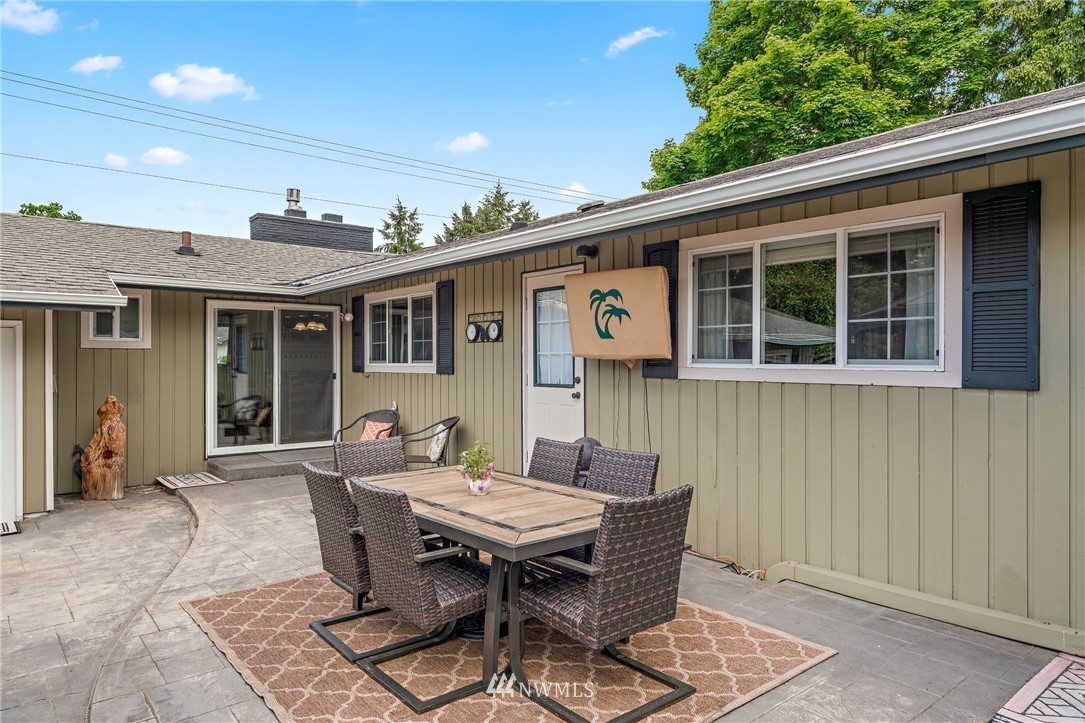 105 Ribelin Road Chehalis, WA 98532 - Photo 22 of 27 a view of a patio with table and chairs and potted plants
