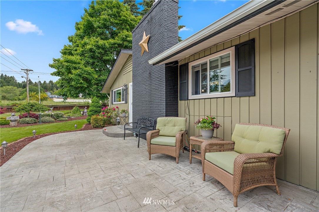 105 Ribelin Road Chehalis, WA 98532 - Photo 4 of 27 a view of a patio with couches and a patio