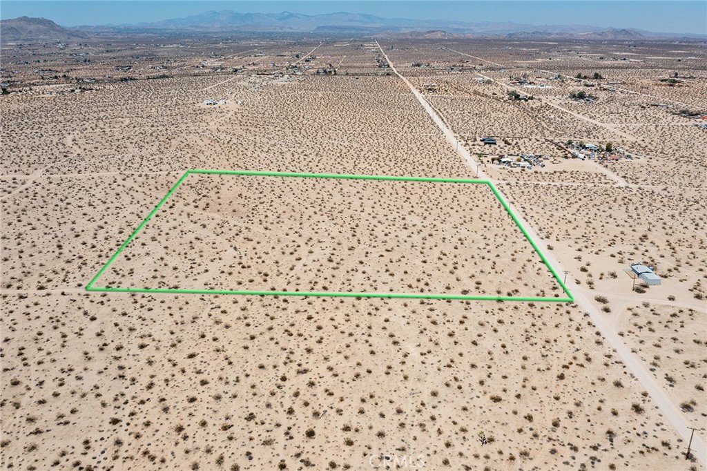 2549 Delaware Avenue Joshua Tree, CA 92252 - Photo 5 of 18 view of a dry yard