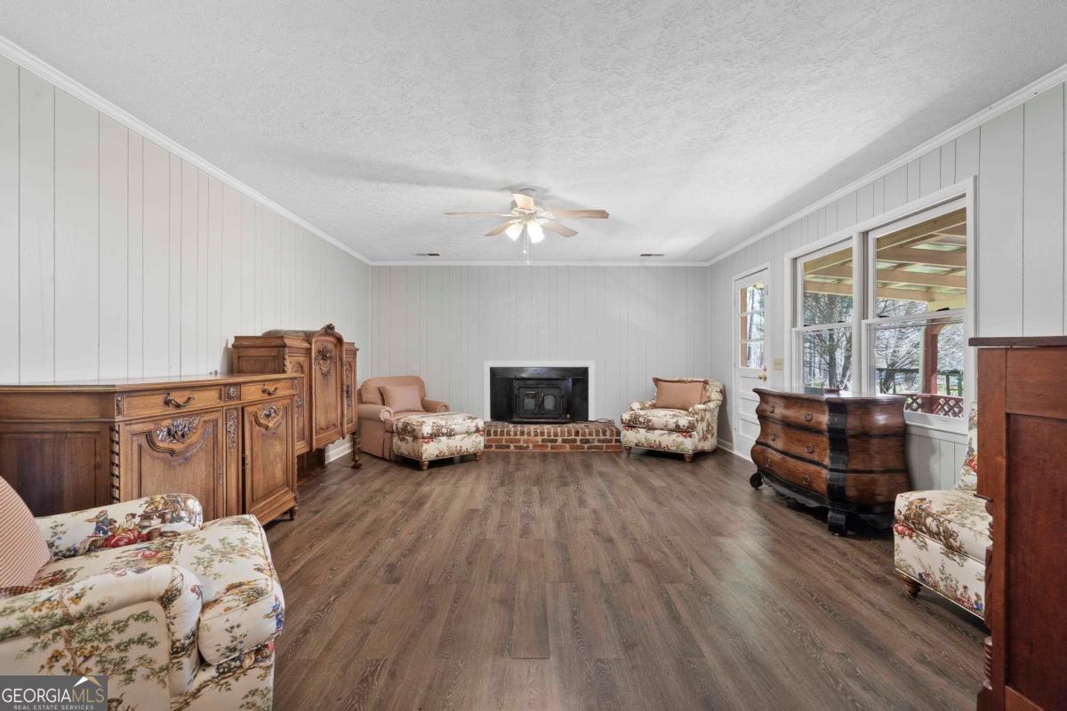 3021 Penfield Road Greensboro, GA 30642 - Photo 25 of 50 a living room with furniture and a flat screen tv