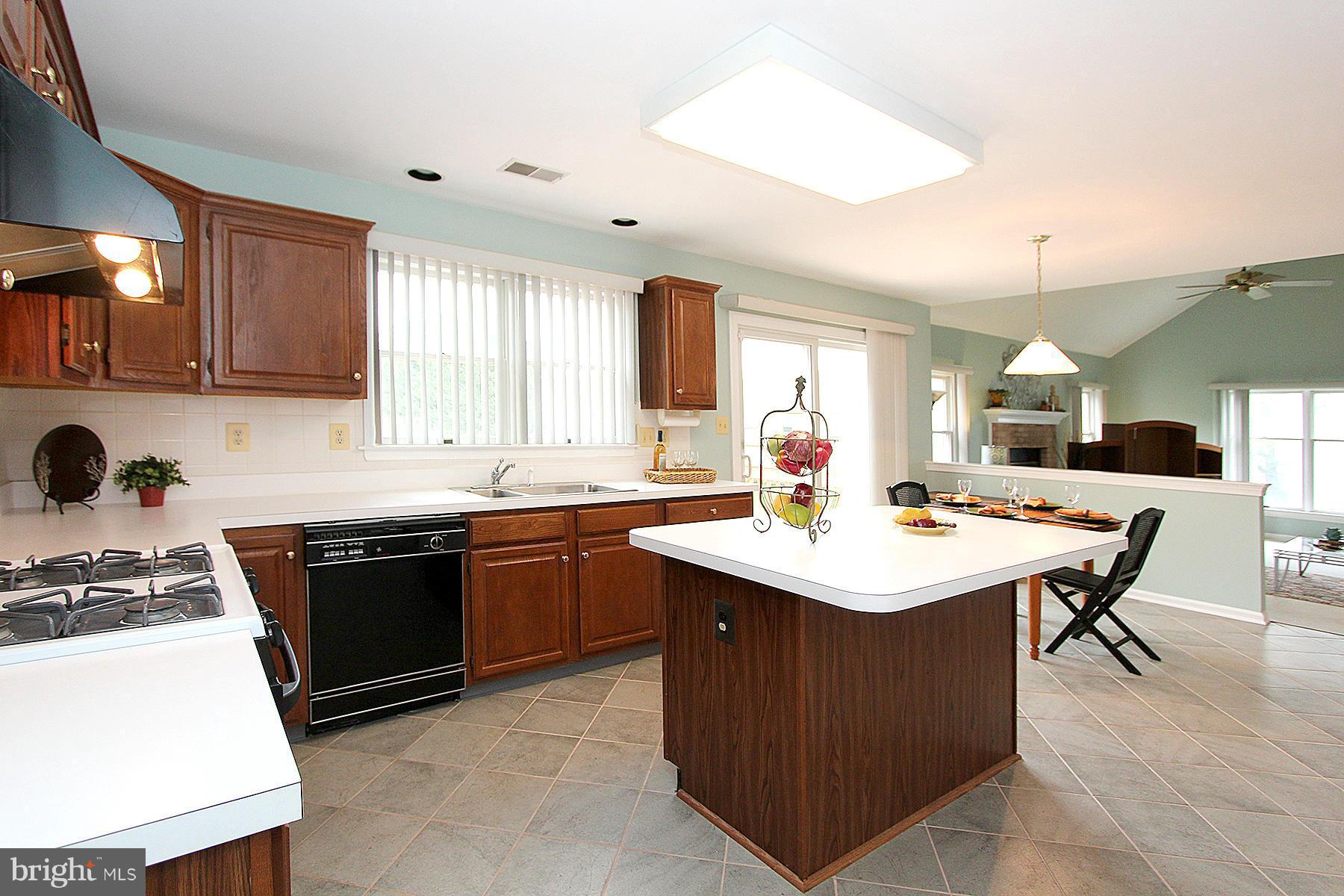 8204 Dry Ridge Road Gaithersburg, MD 20886 - Photo 11 of 26 Kitchen