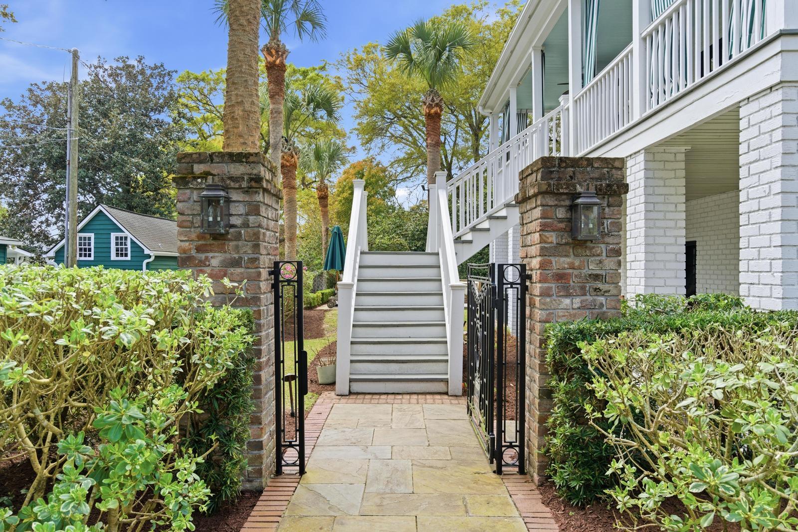 207 Pitt Street Mount Pleasant, SC 29464 - Photo 13 of 59 Entry