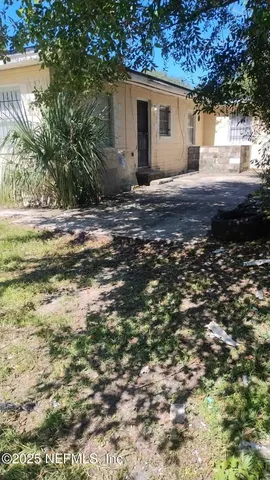 a view of a house with a backyard
