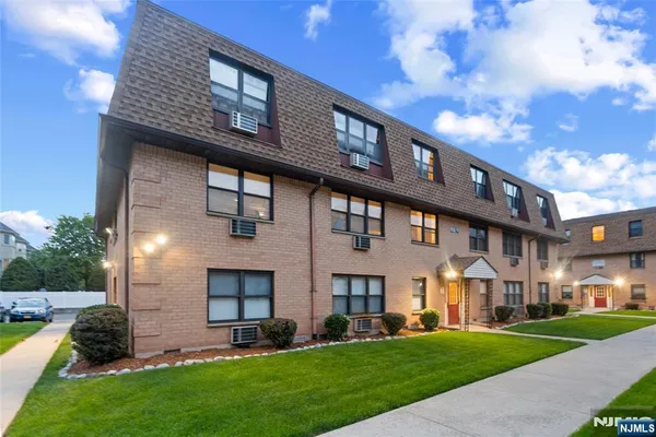 $374,999 | 29 North End Drive, Secaucus, NJ 07094