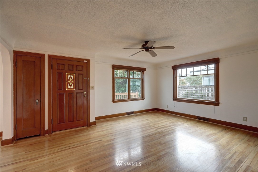 235 Wells Avenue North Renton, WA 98057 - Photo 4 of 23 Gallery Image 4