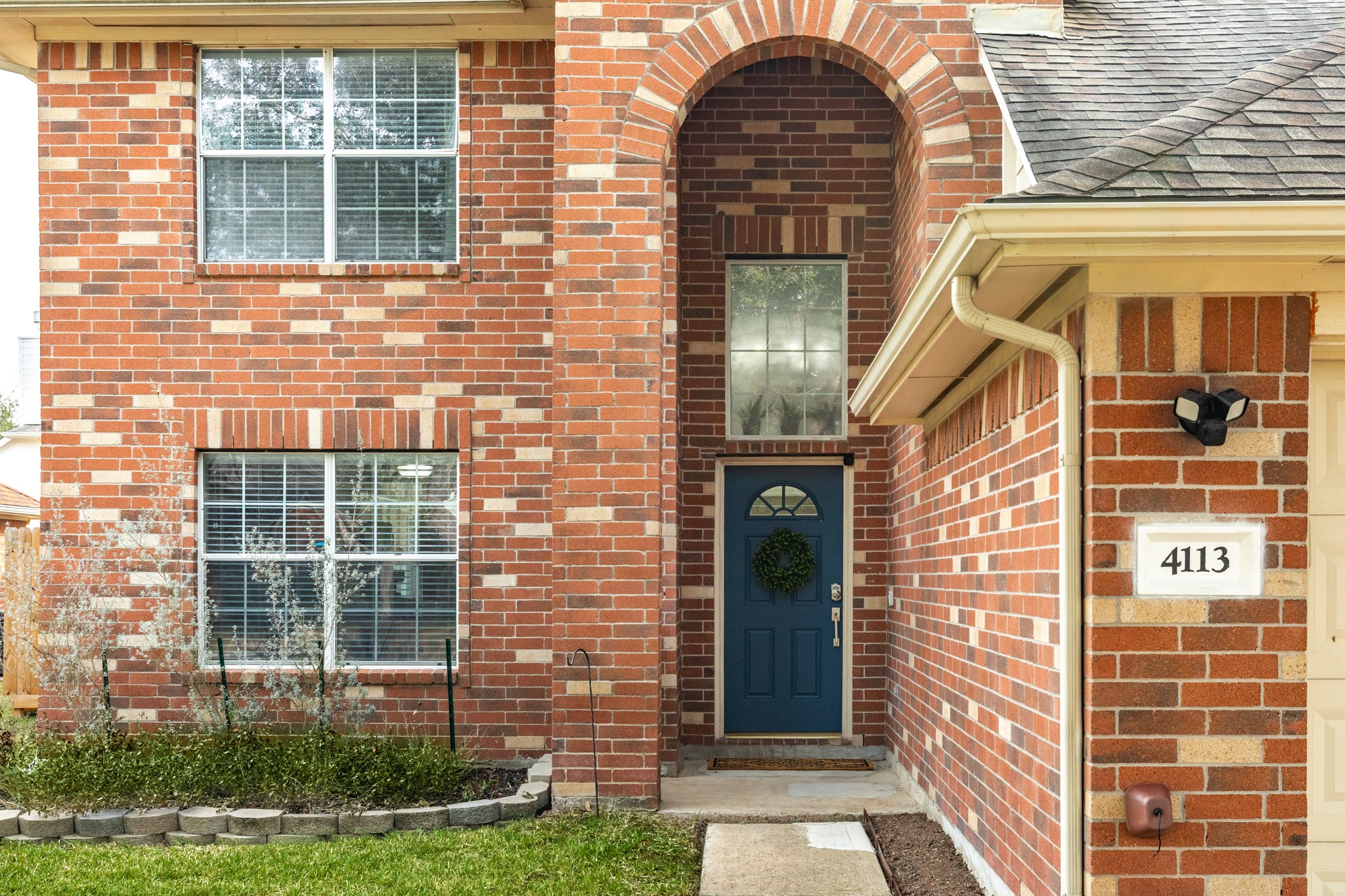 4113 Merlet Drive Pearland, TX 77584 - Photo 34 of 36 Lots of natural light floods the space through numerous windows, and the entrance is designed to create a welcoming and impressive first impression.