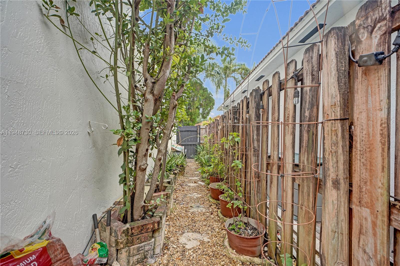 5502 Southwest 162nd Place Miami, FL 33185 - Photo 22 of 70 Side Garden