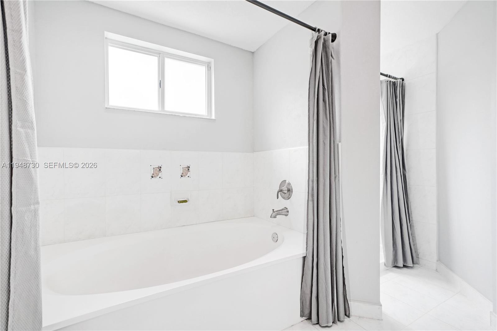 5502 Southwest 162nd Place Miami, FL 33185 - Photo 33 of 70 Master Bathroom Tub