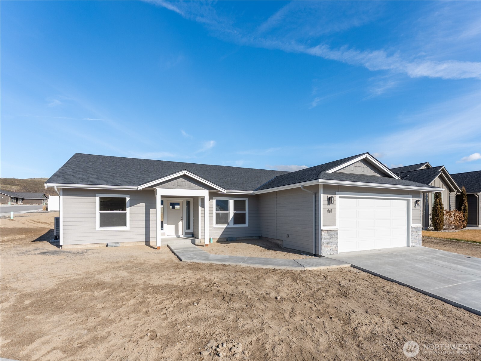 861 North Newport Loop East Wenatchee, WA 98802 - Photo 2 of 33