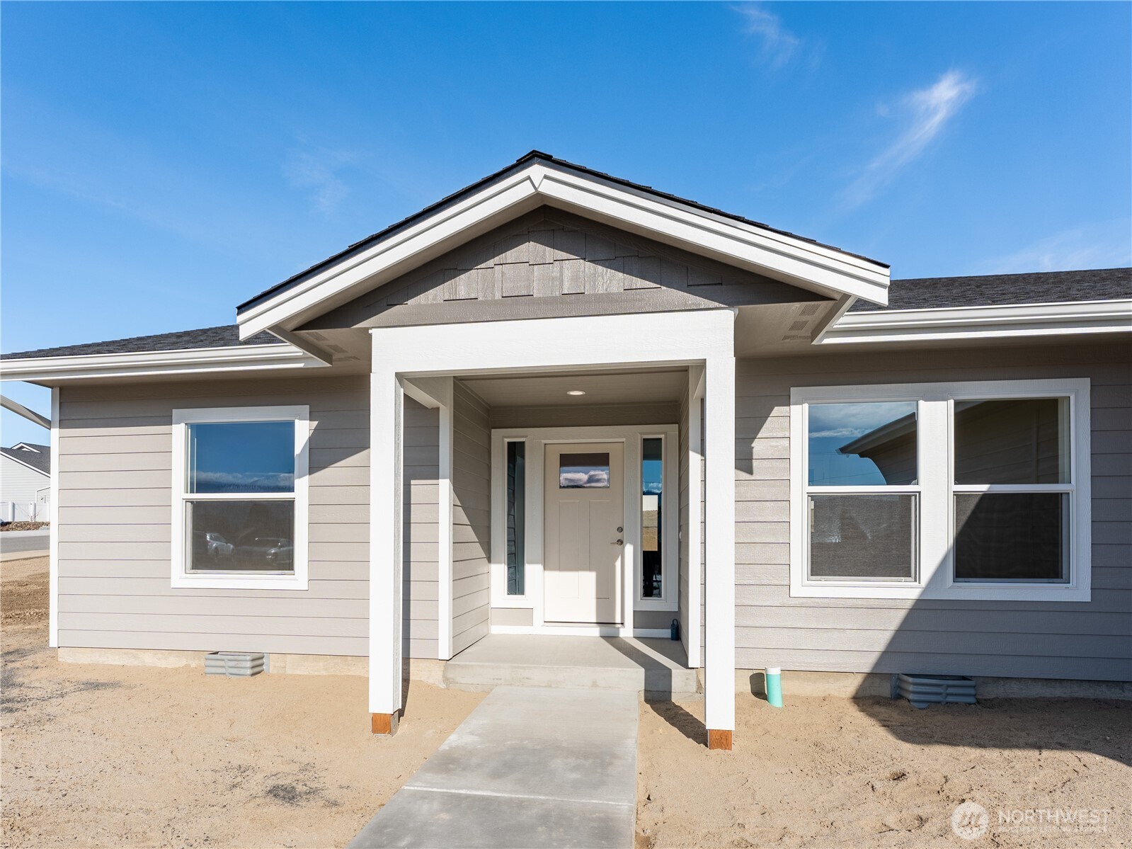 861 North Newport Loop East Wenatchee, WA 98802 - Photo 3 of 33