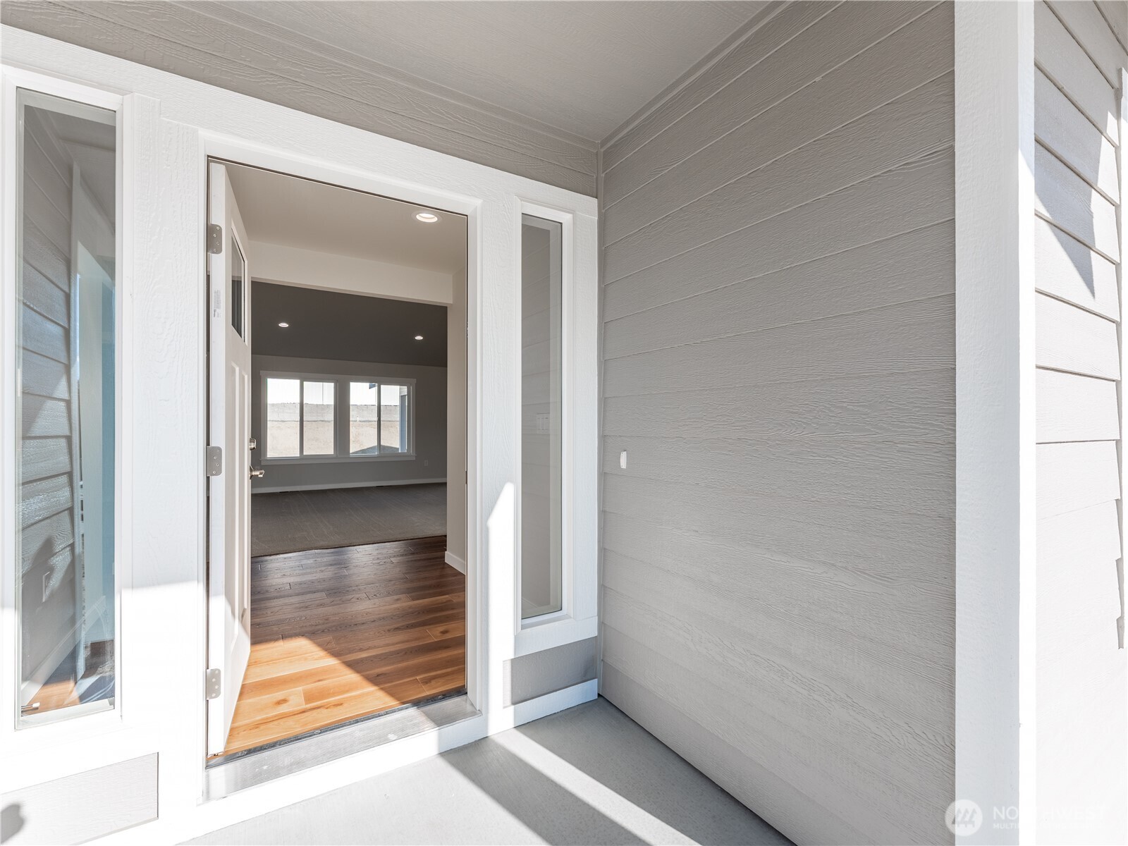 861 North Newport Loop East Wenatchee, WA 98802 - Photo 4 of 33