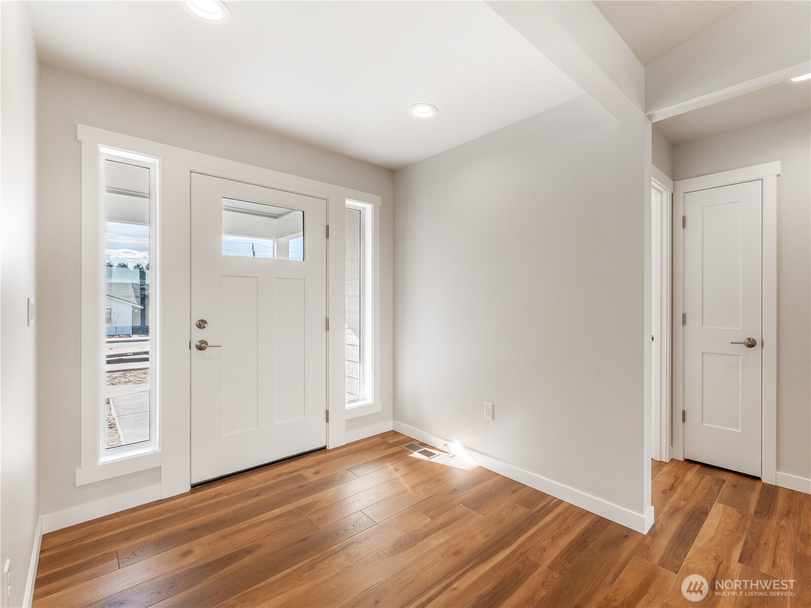 861 North Newport Loop East Wenatchee, WA 98802 - Photo 6 of 33