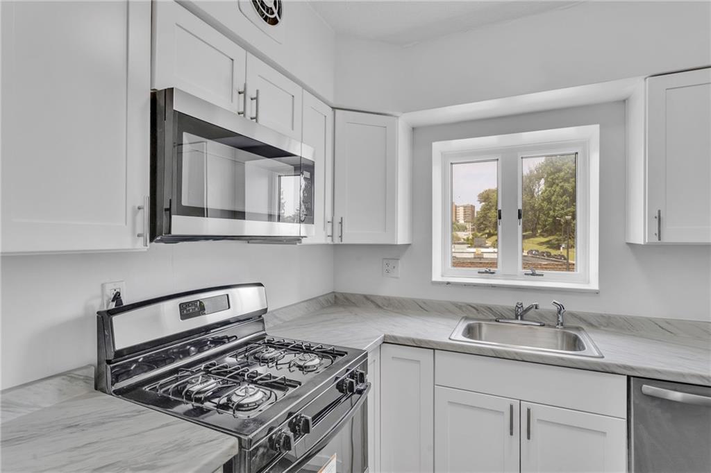 520 Washington Road, Unit 301 Pittsburgh, PA 15228 - Photo 8 of 20 a kitchen with cabinets appliances and a sink