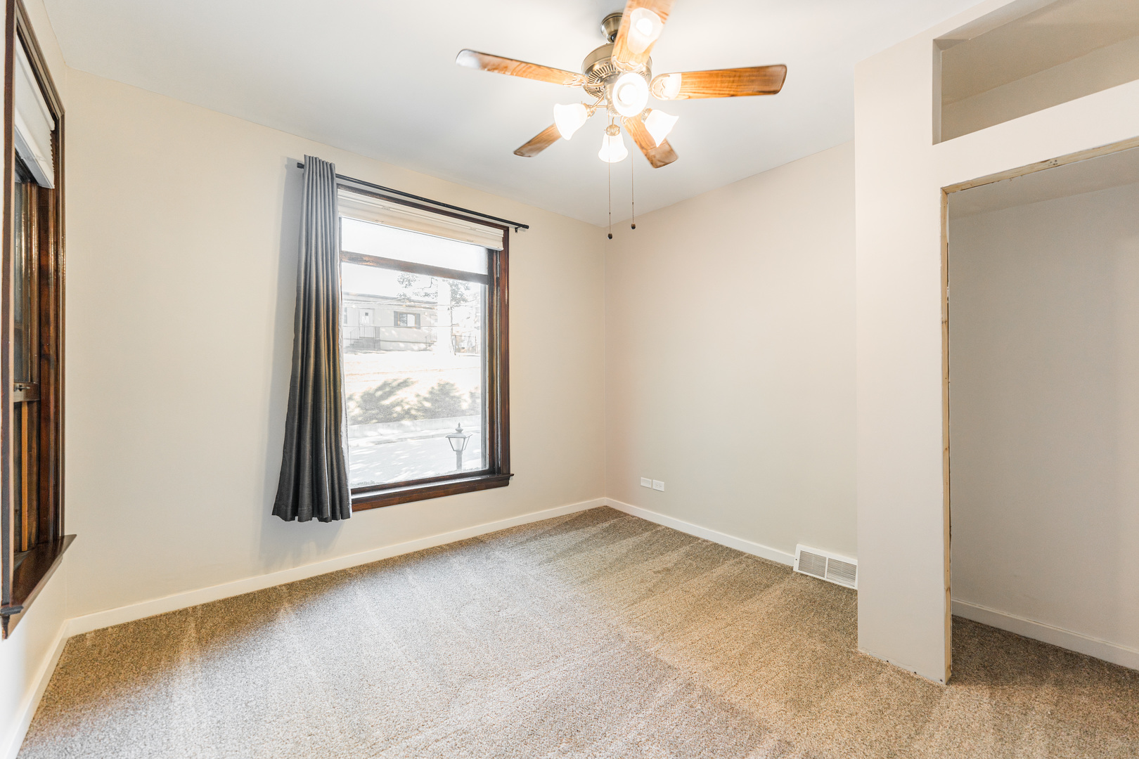 113 Elm Street, Unit B Elgin, IL 60123 - Photo 16 of 22 an empty room with windows and fan